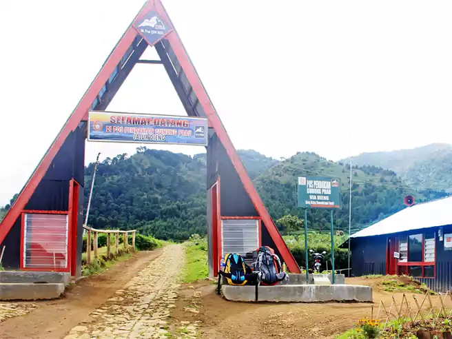 Gerbang Jalur Pendakian Gunung Prau Via Dieng