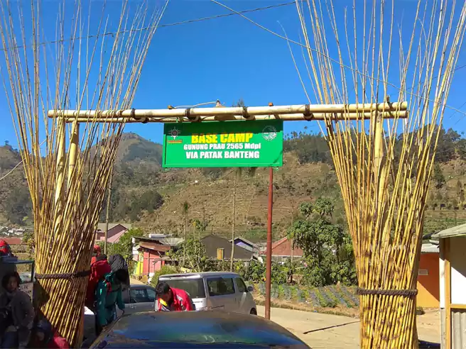 Gerbang Jalur Pendakian Gunung Prau Via Patak Banteng