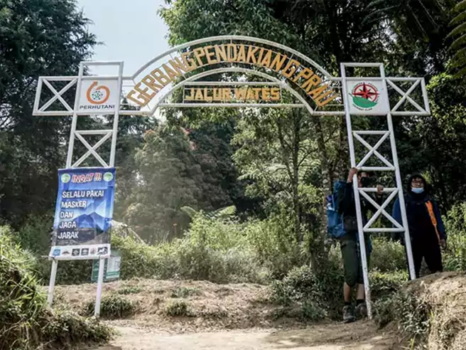Gerbang Jalur Pendakian Gunung Prau Via Wates