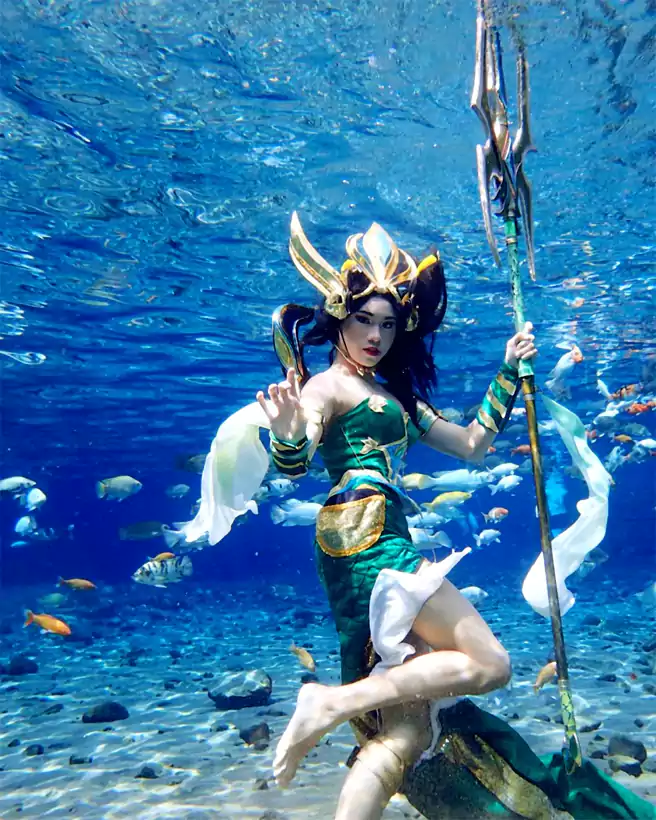 Umbul Ponggok Foto Underwater Pakai Costum Cantik Warna Hijau