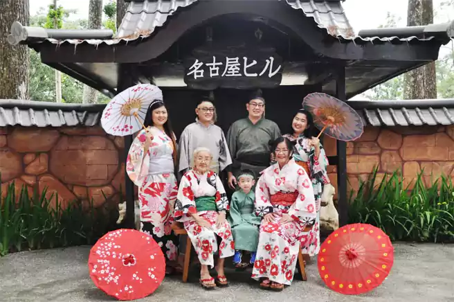 Berfoto Di Anjungan Korean Dengan Pakaian Khas Korea Taman Wisata Karangresik