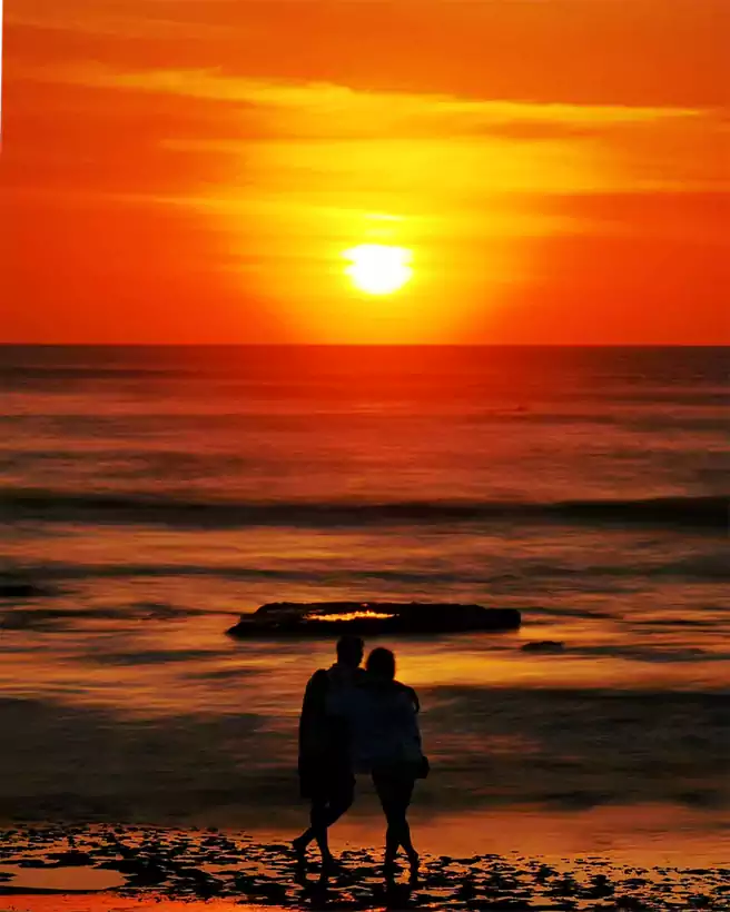 Spot Foto Romantis Saat Menjelang Sunset Di Pantai Batu Bolong