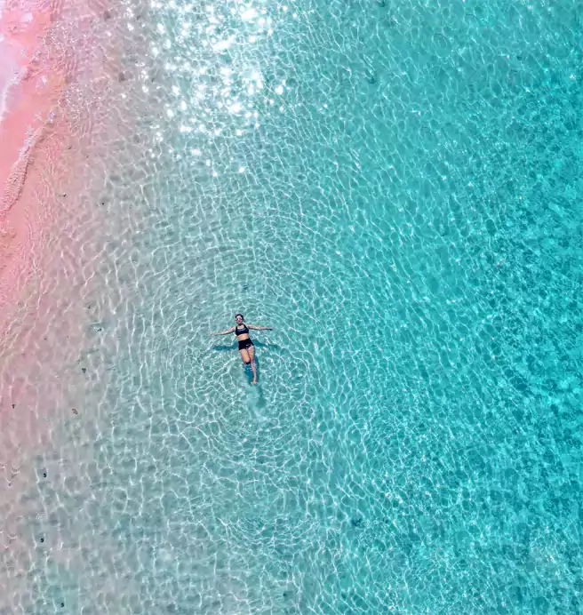 Berenang Di Pantai Pink Dengan Air Laut Yang Jernih