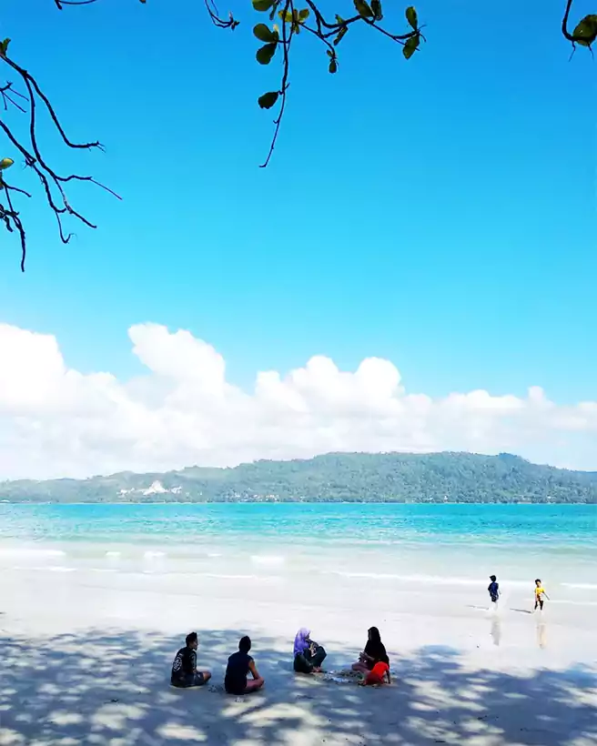 Keindahan Pantai Natsepa Maluku