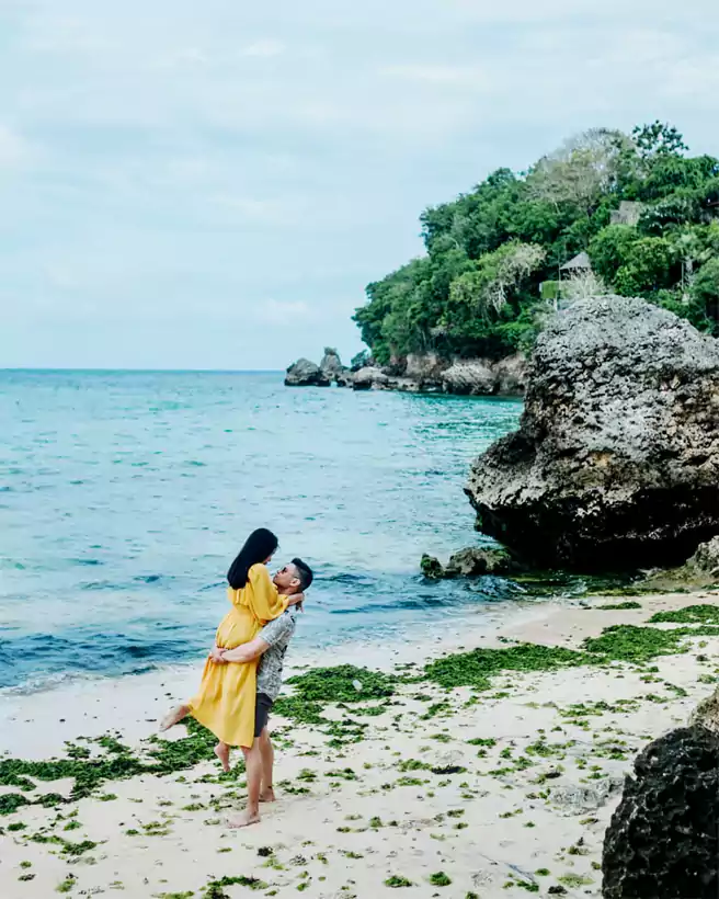 Pantai Padang Padang Memiliki Gugusan Batu Karang Yang Cantik