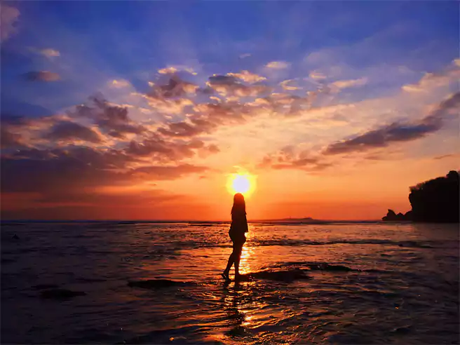 Pantai Padang Padang Mempunyai Spot Strategis Untuk Menyaksikan Sunset Yang Cantik
