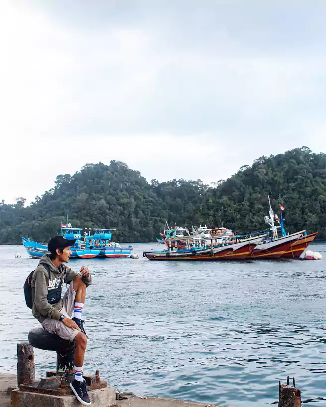 Pemandangan Perahu Nelayan Berlabuh Beriringan Di Pantai Sendangbiru
