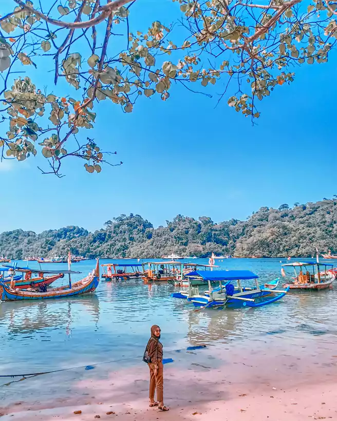 Spot Foto Cantik Di Bibir Pantai Sendangbiru Dengan Background Perahu Nelayan