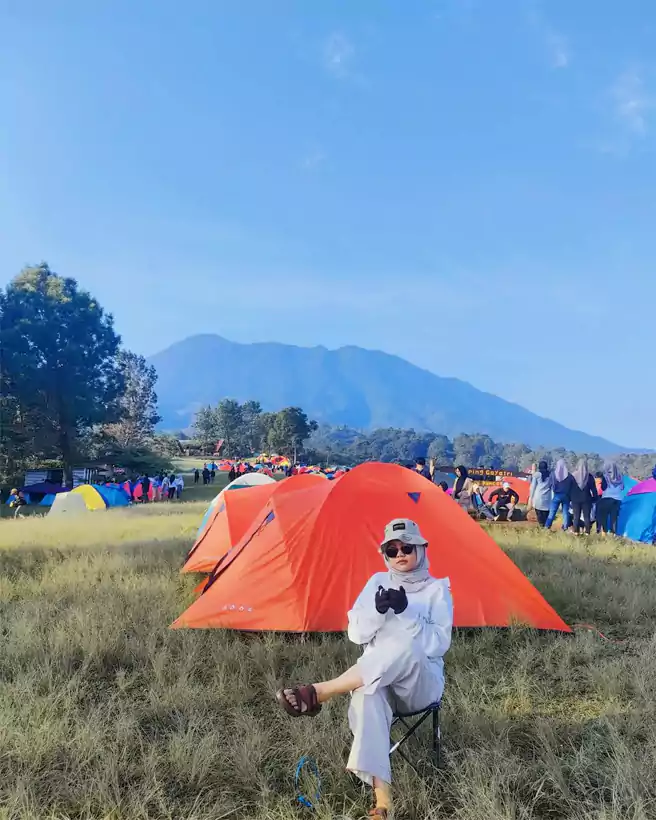 Duduk Santai Di Depan Tenda Di Camping Gayatri