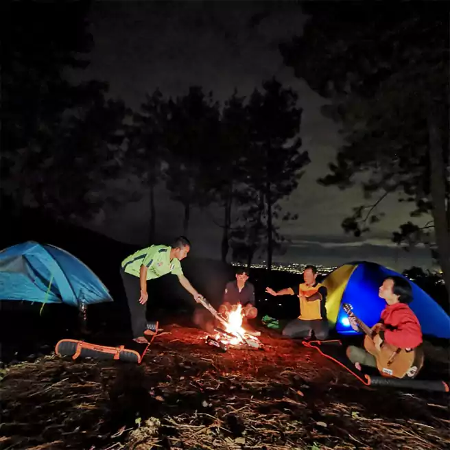 Menyalakan Api Unggun Di Camping Ground Gunung Bunder