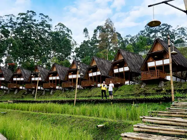 Spot Foto Cantik Di Depan Penginapan Dusun Bambu Bandung Barat