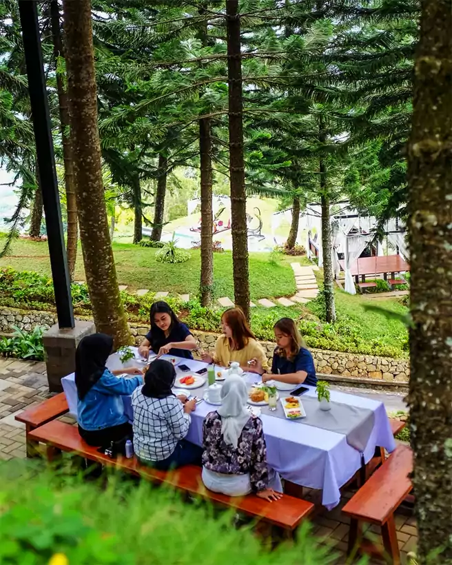 Spot Foto Cantik Di Area Makan Outdoor Damar Langit Resort